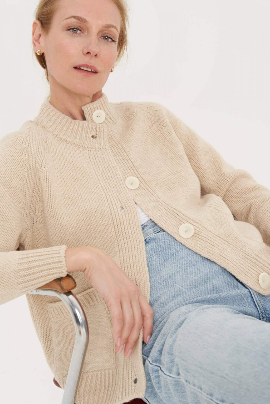 pastelinės spalvos vilnonis megztinis