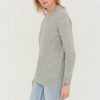 minimalistinis šviesiai pilkas megztinis koriuko raštu