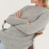 šviesiai pilkas megztinis koriuko raštu