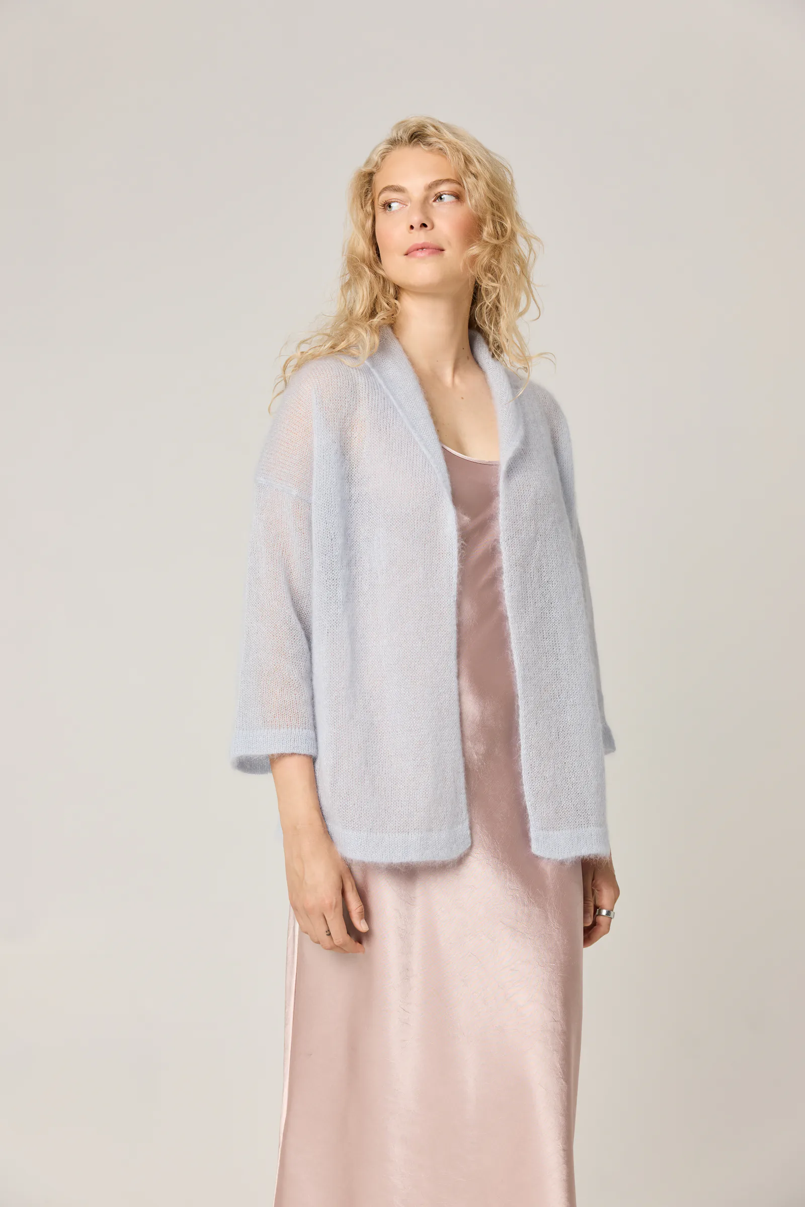 PONCHO ŪKANA AUS SEIDE UND MOHAIR