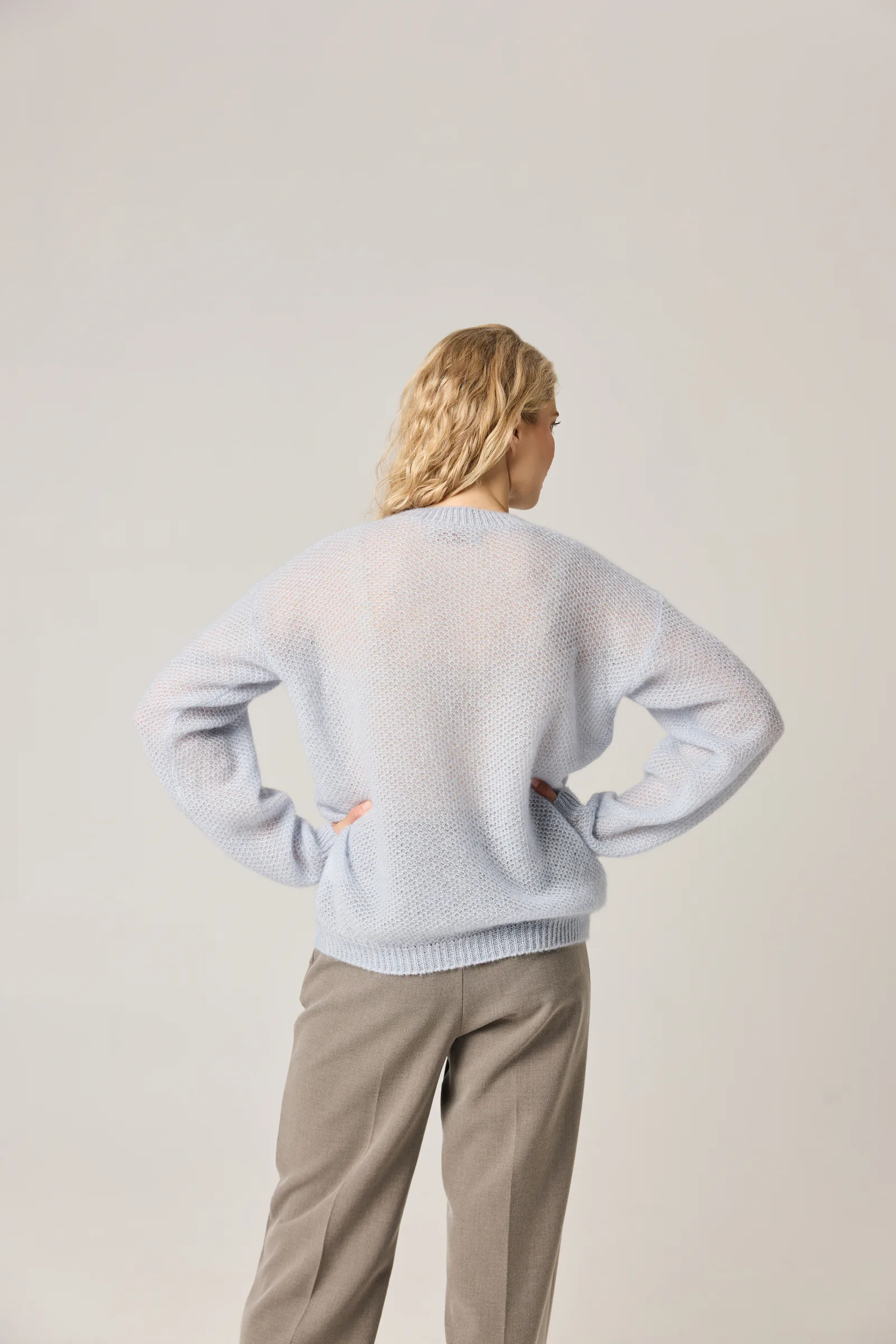 PULLOVER VĖSA AUS SEIDE UND MOHAIR